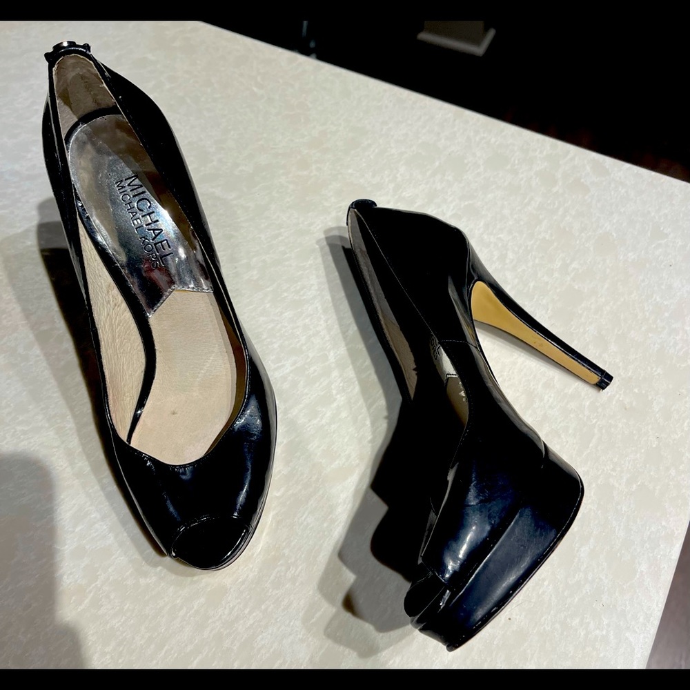 Size 5M women’s Michael Kors heels!